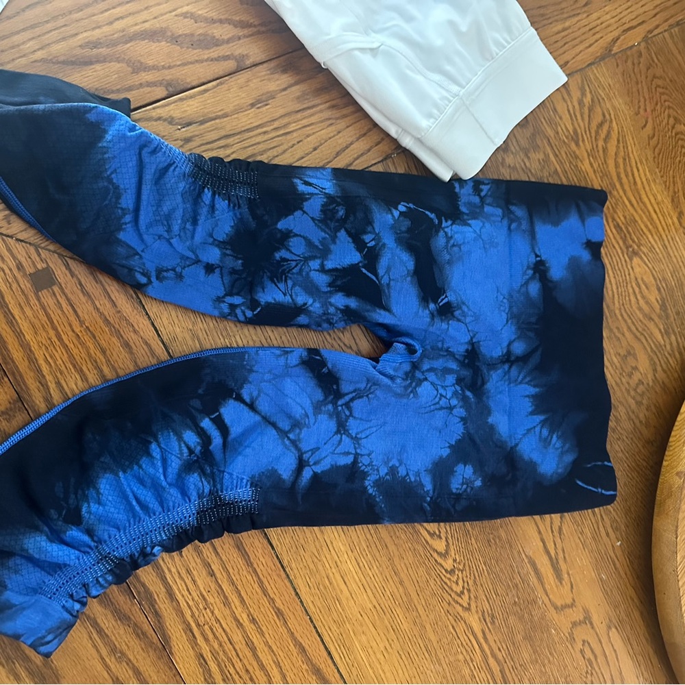 Lululemon Blue and Black Tie-Dye Leggings